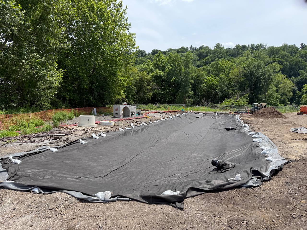 Geomembrane basin liner with drainage
